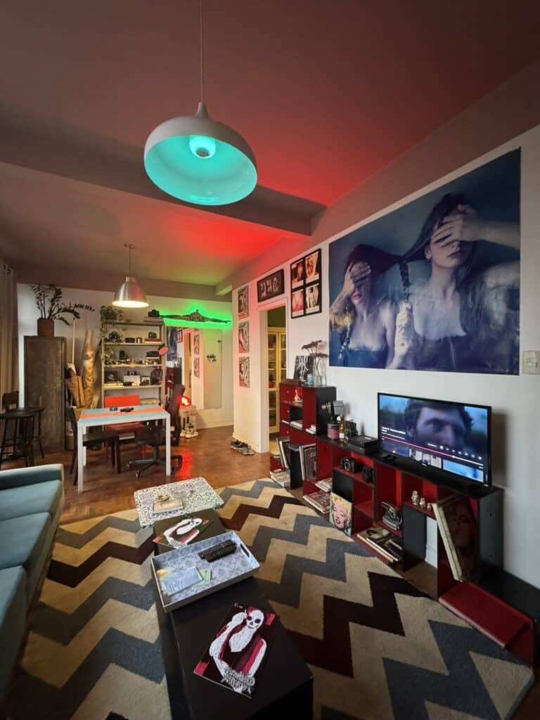 Um apartamento nos Campos Elíseos onde arte e arquitetura se encontram. A ambientação criada para a artista Bia Ferrer integra obras, decoração e identidade em uma composição íntima, sensível e contemporânea um refúgio artístico que traduz sua essência com poesia.