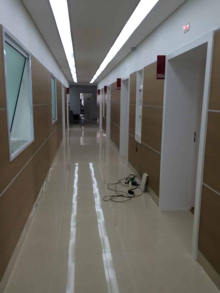 Projeto de humanização da circulação hospitalar, unindo funcionalidade e acolhimento. O uso de fórmica, iluminação estratégica e Corian esculpido com pia integrada e estrutura embutida trouxe fluidez, higiene e sofisticação ao espaço, criando uma experiência mais leve e eficiente para pacientes e equipes.