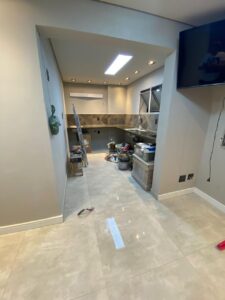 Sala de apartamento no Campo Belo com design contemporâneo, integração entre ambientes, paleta neutra, iluminação natural e mobiliário sob medida que transmite leveza e sofisticação.