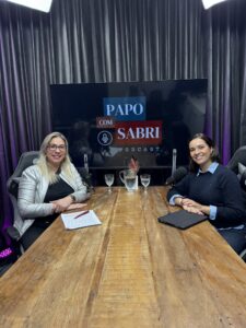 O Papo com Sabri é um podcast sobre arquitetura além da estética, criado para aprofundar conversas sobre processo criativo, comportamento humano, carreira e os desafios reais do mercado de arquitetura e design. Ao longo dos episódios, profissionais compartilham trajetórias, aprendizados e visões que reforçam a arquitetura como ferramenta de impacto, estratégia e transformação na vida real.