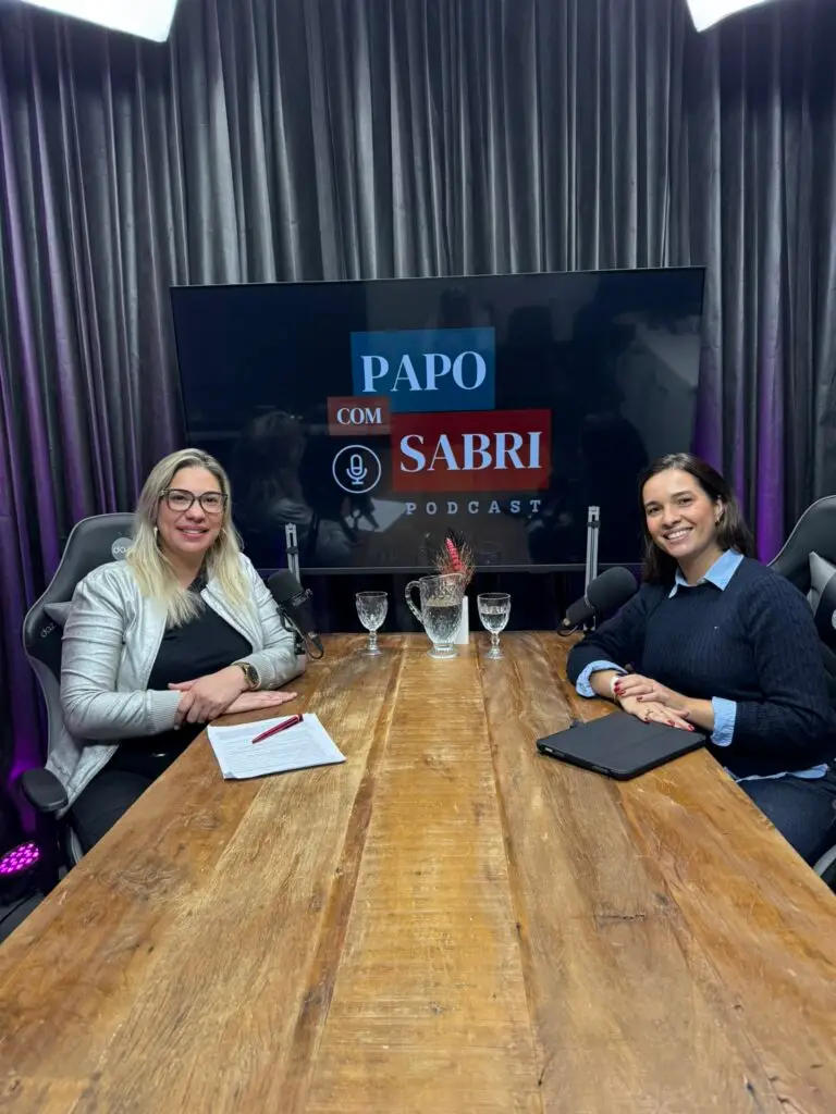 O Papo com Sabri é um podcast sobre arquitetura além da estética, criado para aprofundar conversas sobre processo criativo, comportamento humano, carreira e os desafios reais do mercado de arquitetura e design. Ao longo dos episódios, profissionais compartilham trajetórias, aprendizados e visões que reforçam a arquitetura como ferramenta de impacto, estratégia e transformação na vida real.